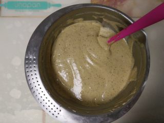 14、枣泥戚风蛋糕,倒入剩余的蛋白中，切拌均匀，成光滑细腻的面糊