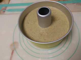 15、枣泥戚风蛋糕,拌好的面糊倒入模具中