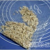 1、花生牛扎糖,如图熟花生仁用擀面杖擀碎