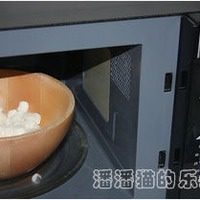 2、花生牛扎糖,如图棉花糖用高火微1分钟，切记不要微太久