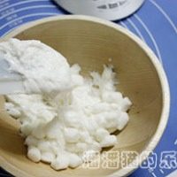 3、花生牛扎糖,如图微好的棉花糖已经融化