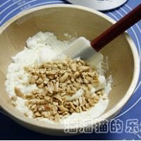 4、花生牛扎糖,如图倒入奶粉和花生搅拌，速度一定快，不然棉花糖会凝固