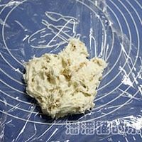 5、花生牛扎糖,如图拌好的棉花糖糊糊放保鲜膜或保鲜袋中