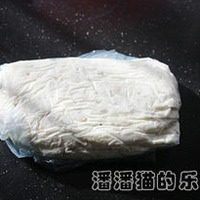6、花生牛扎糖,如图趁热整成长方形，再放入冰箱冷冻1、2个小时