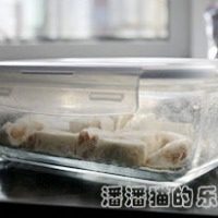 8、花生牛扎糖,如图将牛轧糖放入保鲜盒，撒上奶粉来回摇晃
