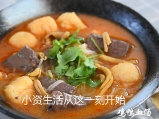 13、做一碗健康又美味的“鸭血粉丝汤”秘诀在这,拌匀后撒上少许香菜点缀即可