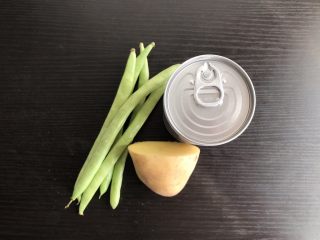1、豆角焖饭,准备食材，土豆去过大可以用半个