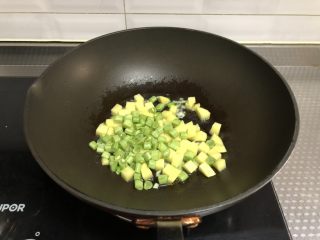 4、豆角焖饭,倒入土豆和四季豆翻炒均匀