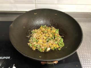 7、豆角焖饭,翻炒片刻后关火