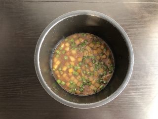 8、豆角焖饭,倒入电压力锅内胆中，加入平时蒸饭量的水即可