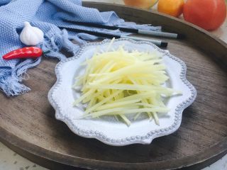 2、#圆土豆# 花椒油青椒土豆丝,把土豆切成丝。