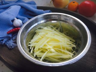 3、#圆土豆# 花椒油青椒土豆丝,土豆丝沥干水分备用。