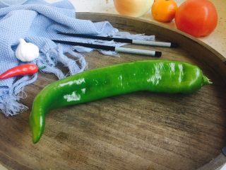 4、#圆土豆# 花椒油青椒土豆丝,青辣椒1个。