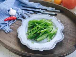 5、#圆土豆# 花椒油青椒土豆丝,把辣椒切成丝。