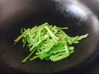 6、#圆土豆# 花椒油青椒土豆丝,锅里放少许油，煸炒青椒丝使其断生，盛出来备用。