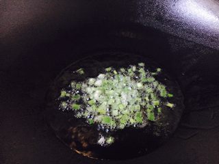 7、#圆土豆# 花椒油青椒土豆丝,热锅凉油放入小葱葱花爆香。