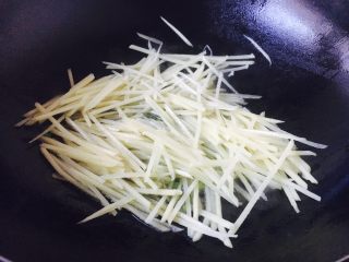 8、#圆土豆# 花椒油青椒土豆丝,放入土豆丝。