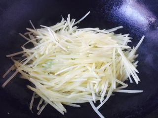 9、#圆土豆# 花椒油青椒土豆丝,迅速翻炒均匀，并且不断翻炒。