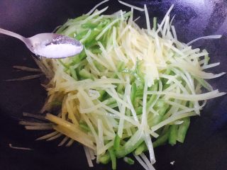 11、#圆土豆# 花椒油青椒土豆丝,放入适量的盐调味。