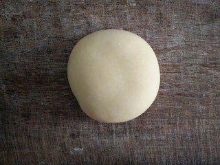 4、手擀面,揉成光滑面团，醒15―20分钟。（刚揉好的面团韧性太强，不太容易擀成厚薄均匀的面片。需要盖上保鲜膜或湿的纱布，静置醒一下，使面团松弛。）