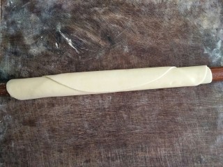 9、手擀面,用擀面杖擀成尽量薄的大面皮，圆形、长方形均可。用手摸摸看面皮厚度是否均匀，如果有较厚的部分，需用擀面杖将面皮擀成一致的厚度。