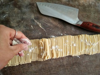 12、手擀面,往切好的面条上撒较多的薄面，然后轻轻地搅动面条，直到根根分明互相不粘连。