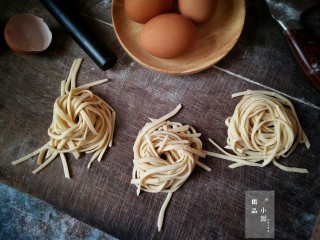 14、手擀面,将切好的面条放在盖帘儿上晾干。虽然可以马上下锅，但是如果时间充裕，暂时放置30分钟稍微晾干，煮出的面条口感会更好。