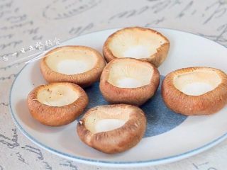 2、蔬果香菇盅,香菇轻轻去蒂，香菇伞洗净备用。