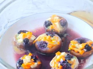 7、蔬果香菇盅,别看一个香菇杯小小个，超有营养哦，包含了根茎类、茄果类蔬菜，还有菌类，豆制品，水果，奶制品。