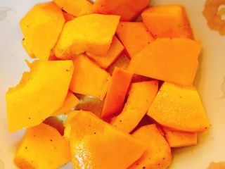 1、烤南瓜????沙拉,南瓜????洗干净，取四分之一切块，盐，黑胡椒，橄榄油，拌拌拌，待用。