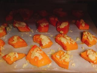 2、烤南瓜????沙拉,上面洒满马苏里拉芝士碎，继续烤5分钟。