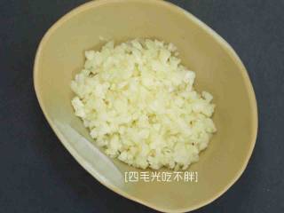 4、地三鲜,大蒜剁成蒜泥；
