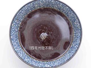 5、地三鲜,取一碗加入酱油、 盐、 糖 、醋 、淀粉、 鸡精和少量的水勾兑成料汁；