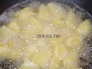 6、地三鲜,土豆下入油锅炸至表面金黄，捞出沥油；