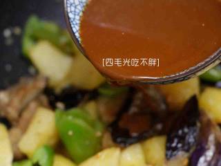 12、地三鲜,倒入料汁；