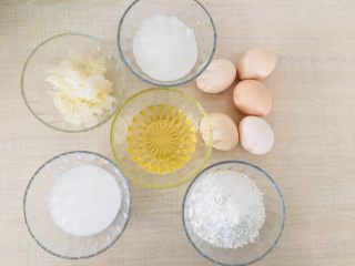 1、银耳戚风蛋糕,准备好所有食材（银耳提前泡发好）。