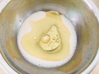 3、银耳戚风蛋糕,然后与玉米油混合。