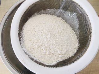 5、银耳戚风蛋糕,过筛低粉。