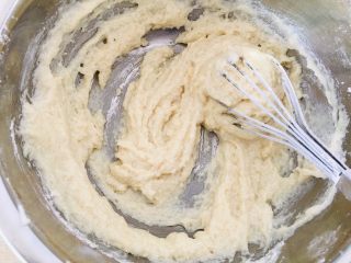 6、银耳戚风蛋糕,搅拌均匀。