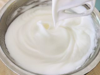 9、银耳戚风蛋糕,蛋清分三次加入白糖打发好。