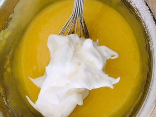 10、银耳戚风蛋糕,取三分一蛋白与面糊混合。