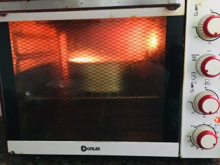 14、银耳戚风蛋糕,上下火180度60分钟。