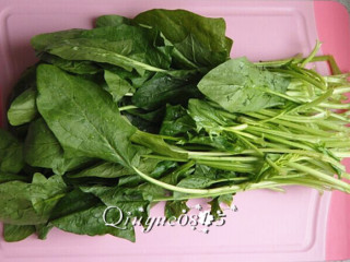 1、蒜香菠菜塔 #健康美颜餐#,准备所有食材。菠菜洗净。