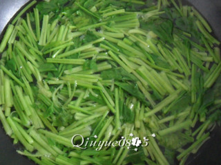 3、蒜香菠菜塔 #健康美颜餐#,把菠菜焯熟