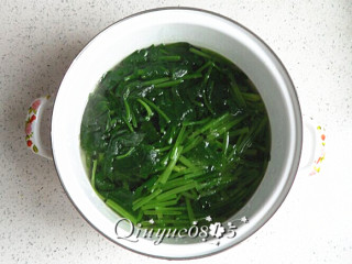 4、蒜香菠菜塔 #健康美颜餐#,放凉开水浸泡