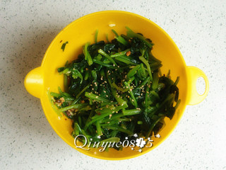 6、蒜香菠菜塔 #健康美颜餐#,把菠菜放容器，放盐、香油、胡椒粉、辣椒油（我这个辣椒油是自己弄的，里面有少量花生碎）、蒜泥、熟白芝麻、醋、少量酱油和橄榄油等调味品。