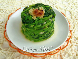 7、蒜香菠菜塔 #健康美颜餐#,调匀即可食用（找了个广口直筒容器把菠菜弄个形状，成菠菜塔）
