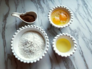 1、#做妈妈的拿手菜#可可颗粒蛋仔,准备食材并称重。