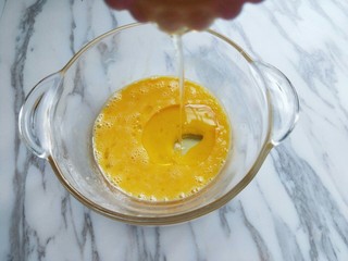 3、#做妈妈的拿手菜#可可颗粒蛋仔,再加入玉米油。