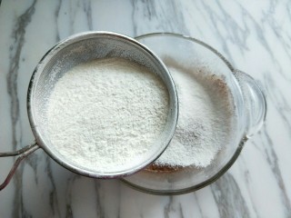 5、#做妈妈的拿手菜#可可颗粒蛋仔,再筛入低筋面粉。